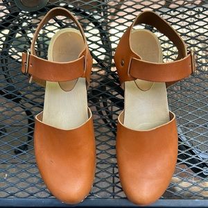 Bryr Emma Closed Toe clogs